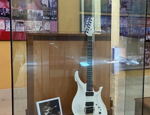 Cuba National Museum permanently exhibits a guitar played by Lo Surdo